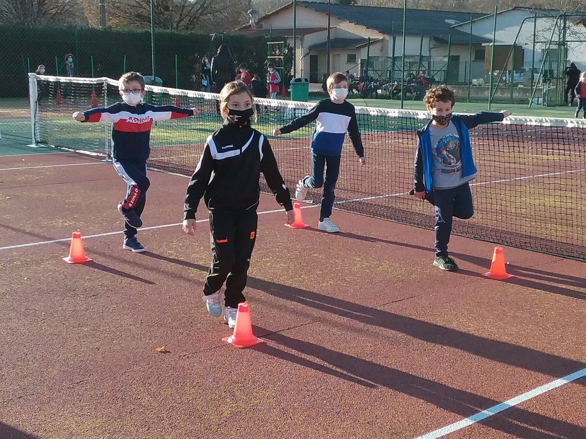 Ce1Ce2Scey's tweet photo. Pour remplacer le cross et nous faire plaisir, on a fait des ateliers de sport sur le terrain de tennis. Il y avait des bouchons pour compter les points. #USEP Matthis et Marceau. https://t.co/4JYocAxndi