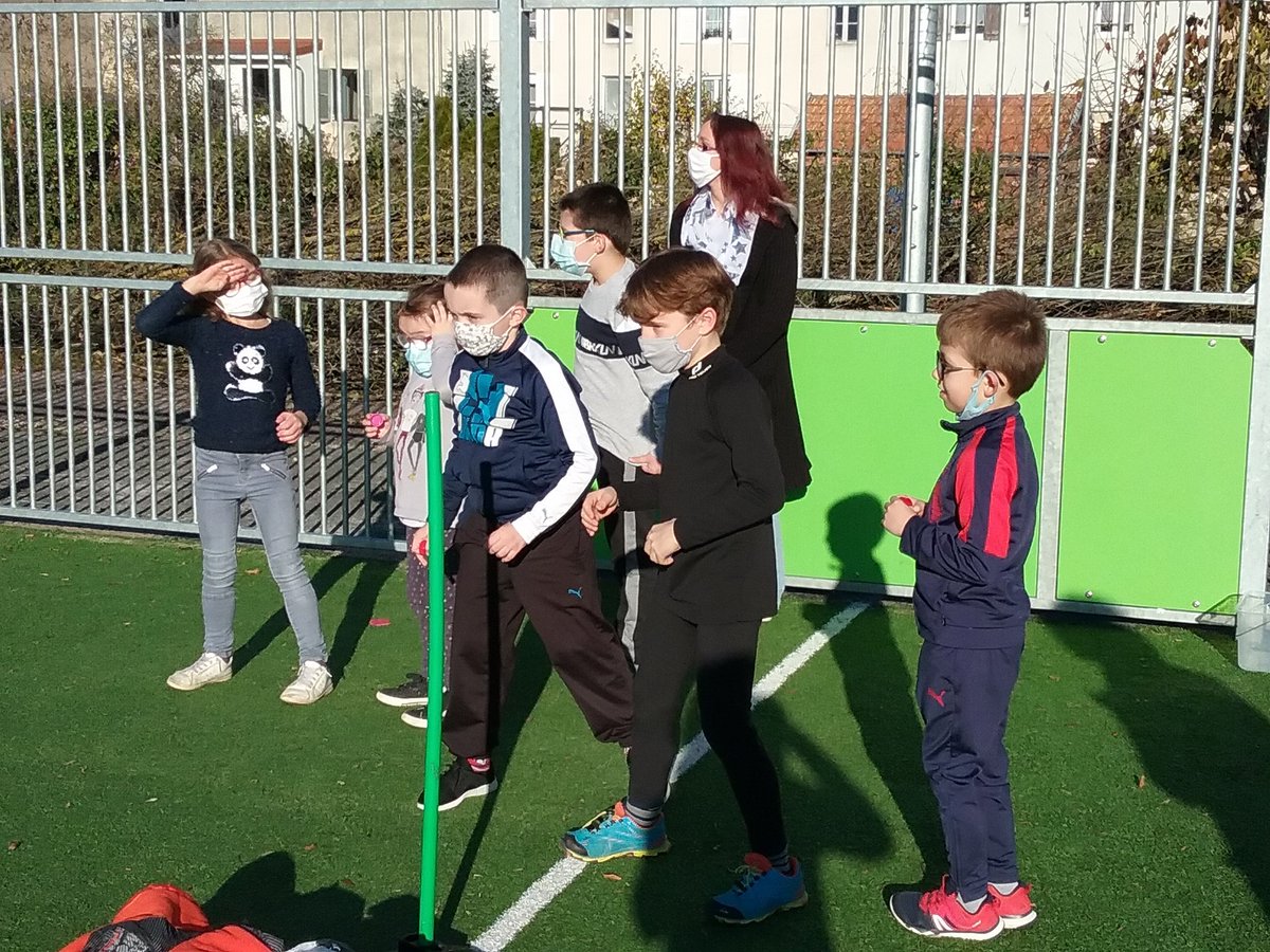 Pour remplacer le cross et nous faire plaisir, on a fait des ateliers de sport sur le terrain de tennis. Il y avait des bouchons pour compter les points. #USEP Matthis et Marceau.