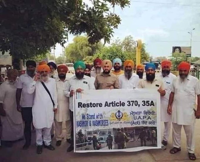 AbhishekSable's tweet photo. Does #Farmers want article 370 and 35A to restored in Kashmir.

It is clear that this protest is hijacked by political parties and anti India forces.

#FarmersProtestHijacked 
#FarmBills2020 https://t.co/yYlZ3fUKF2