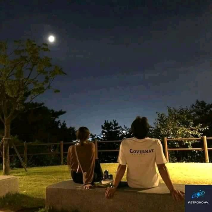 cv_ats_c's tweet photo. imagine having a deep conversation while staring the moon with someone is such a mood. https://t.co/jlO8leoxCR