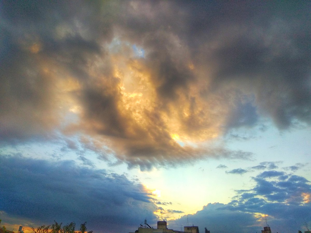 bad_miri's tweet image. חולה על השמיים בעונה בזאת, המון צבעים.
(צולם סביב 6.20, והתפוגג)
עננים☁️☁️🌥️
#CloudTalks