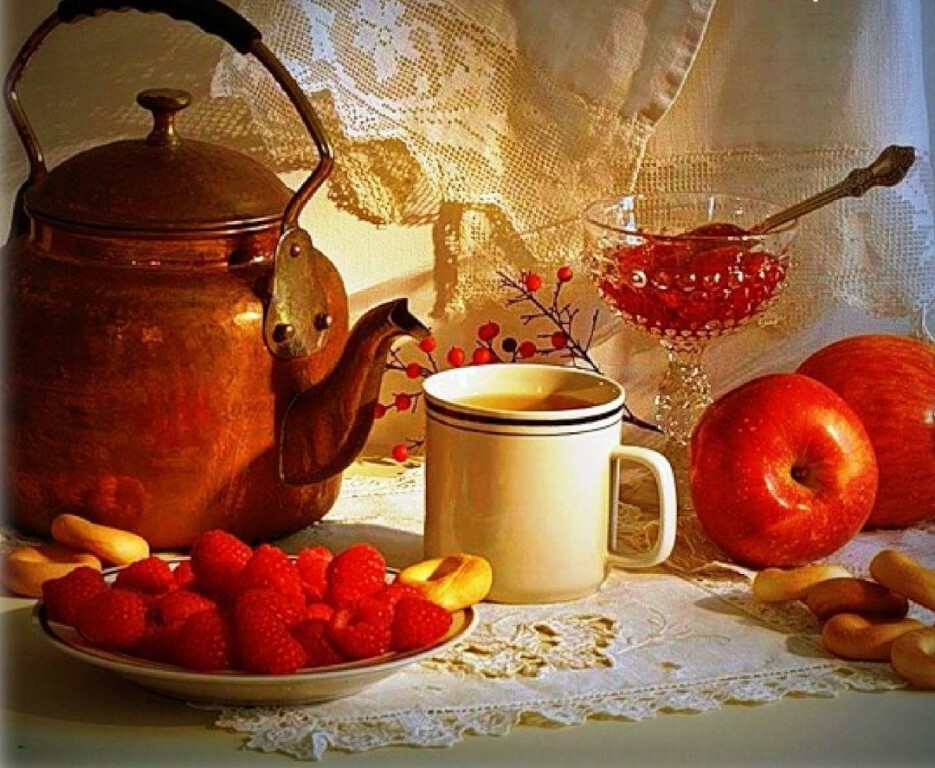 Попью добрый. Осеннее чаепитие. Чаепитие с вареньем. Чай с яблочным вареньем. Чай с вареньем картина.