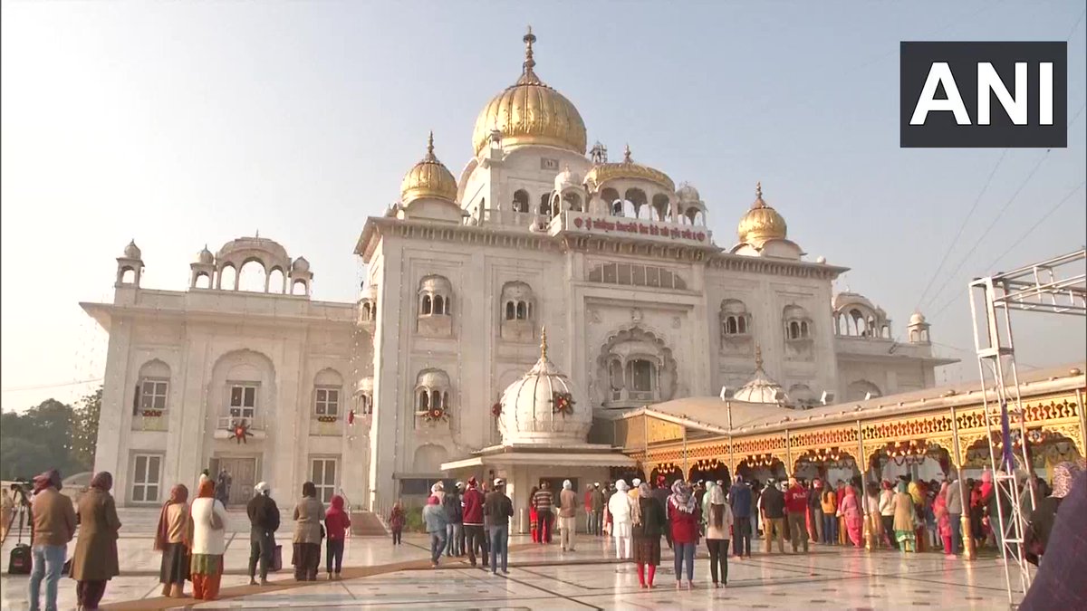 Delhi: Devotees offer prayers at Sri Bangla Sahib Gurudwara on the occasion of #GuruNanakJayanti. https://t.co/BqmMTHr1MF