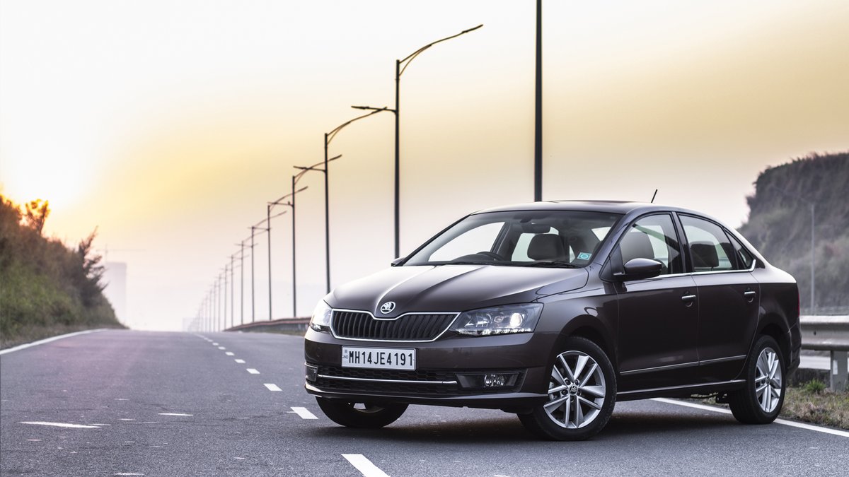 CarWale's tweet photo. Skoda Rapid 1.0-litre turbo petrol is also available with a two-pedal setup. This time, it's not the renowned DSG, but a new torque converter. How is it to drive then? Find out in our First Drive Review over here - https://t.co/UdcsMATNqN
#CWDrives #Skoda #SkodaRapid #RapidTSI https://t.co/eP9swe6yLK