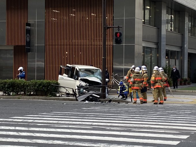 事故 東京駅 日本橋口付近で車が歩道に乗り上げ大破 現地の画像まとめ 千代田区大手町 まとめダネ