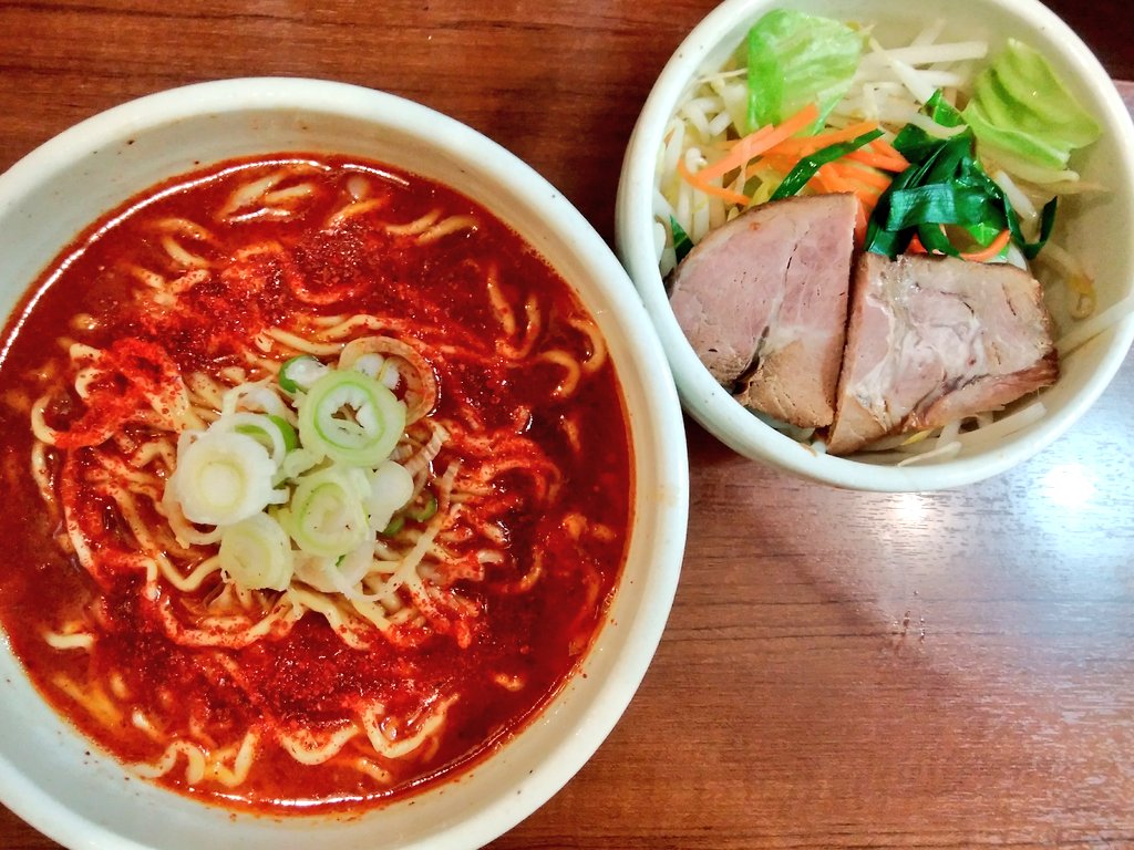 isshoutonkotsu's tweet photo. 【1週間限定】
12/1～8(火)

｢辛辛(shinshin)らーめん｣(\900)

販売！

韓国風にリメイクした辛辛らーめん♪
唐辛子と胡椒でパンチを効かせた専用辣油に、手揉み縮れ麺。
かなりジャンクな仕上がりです♡

ご希望の方は｢辛辛らーめん｣とお好きな無料野菜の食券と共に、｢限定で｣とお伝え下さい。 https://t.co/yFyswF5BgI