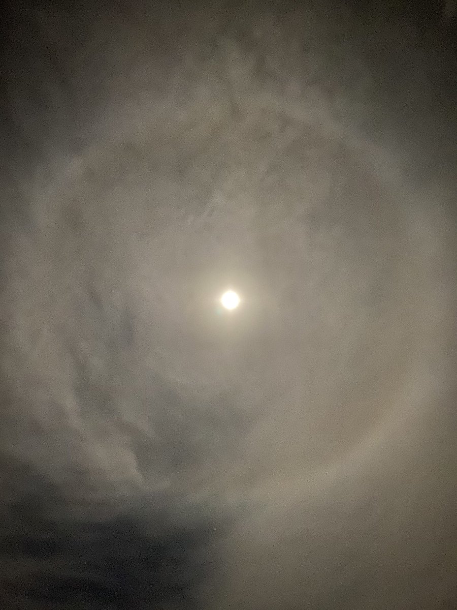 digitalsundries's tweet photo. Moonbow over Oakland now https://t.co/sKkSEIX7G9