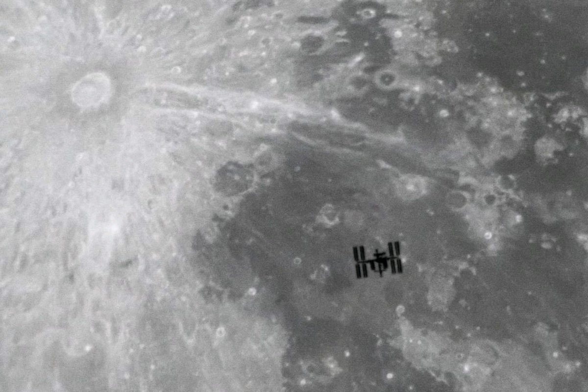 @elonmusk Crew Dragon on ISS ! Visible from Earth. #CrewDragon #Spacex #Moon #Moonshot https://t.co/ziGGx2xNCQ