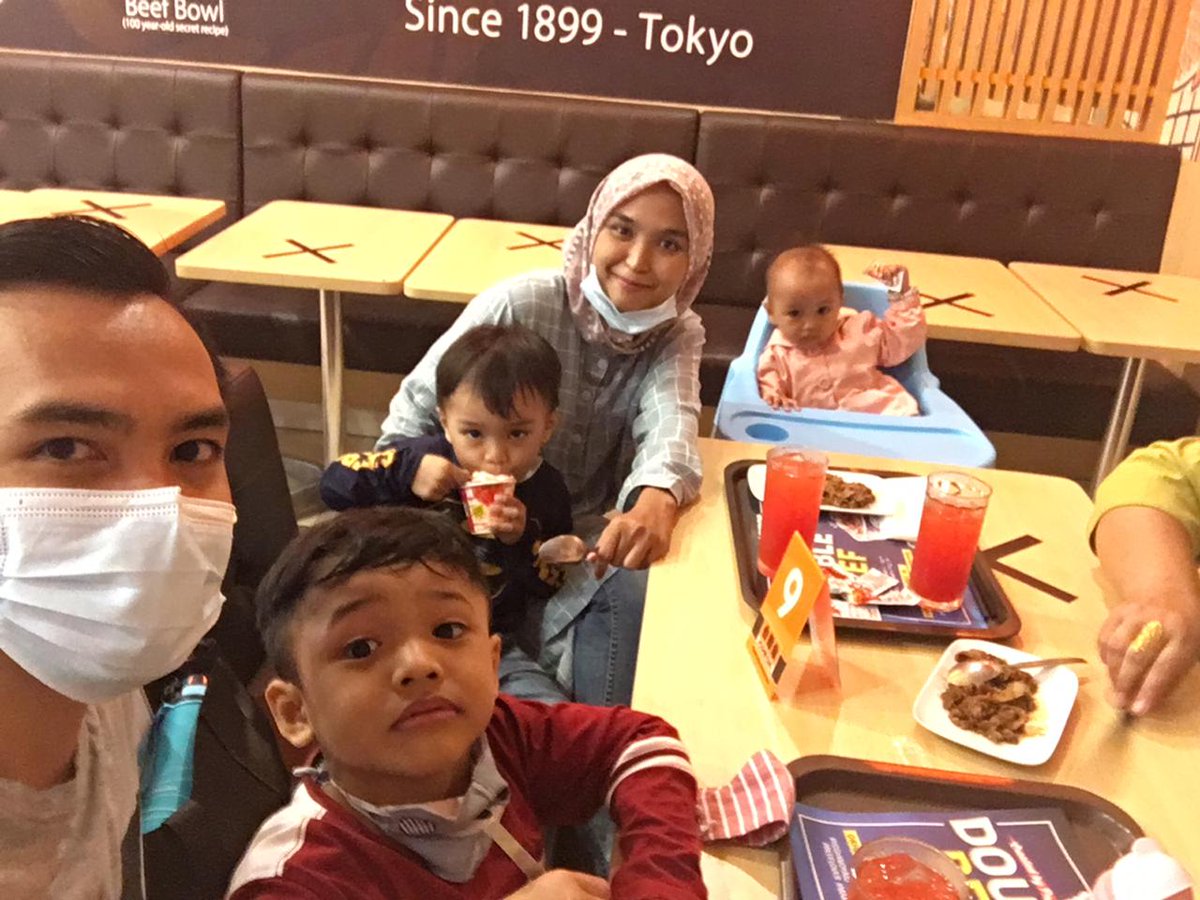 dita_amaliaL's tweet photo. Akhirnya ke Mall dengan ProKes, dijanjiin naik kereta sama @AnggyR_Araffy sampe sana ternyata tempat main masih tutup.
Pandemi gini kasian anak2, apalagi si Bungsu yg lahir bener2 diawal pandemi. https://t.co/C4IxEVtHWs