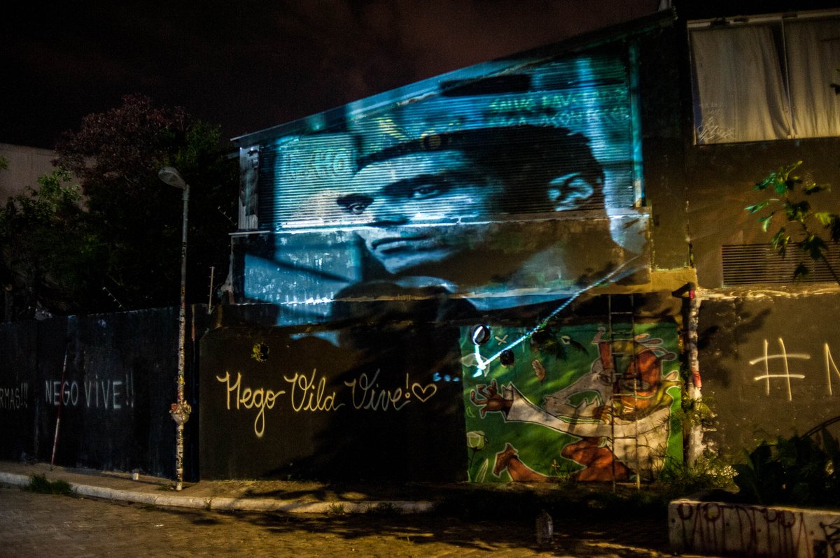 agdemocratize's tweet photo. Dezenas de artistas se reuniram no inicio da madrugada no tradicional Beco do Batman na Vila Madalena. Todos os grafites do local foram apagados com tinta preta para homenagear o artista NegoVila Madalena, morto a tiros por um policial militar na nas primeiras horas do sábado(28) https://t.co/B2UNFhE8qy