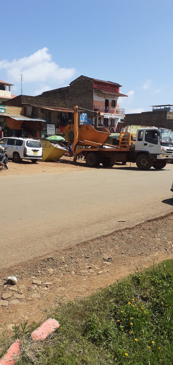 LitterFreeKenya's tweet photo. Chogoria Town Council Waste mgt team periodically EMPTYING waste bins.
@KenyaGovernors @NMS_Kenya can benchmark in @TharakaNithiKE how effective waste bins are towards a Clean & Healthy environment as envisioned on Bill of Rights.
#LitterFreeMovement
#BeatMasksPollution https://t.co/k3WDHYlUkd