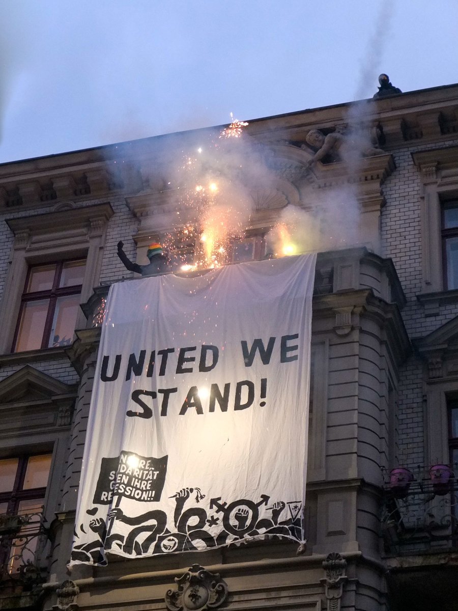 ProtestsMedia's tweet photo. Over 600 protesters gathered in the Kreuzberg borough of Berlin in solidarity with antifascists persecuted in #pegoantifeixista, a municipality of Valencia in western Spain, and anarchists on trial in #Rodenburg, in southwest German Bavaria.
https://t.co/Te1L9fYfeX https://t.co/YfxpjePrIV