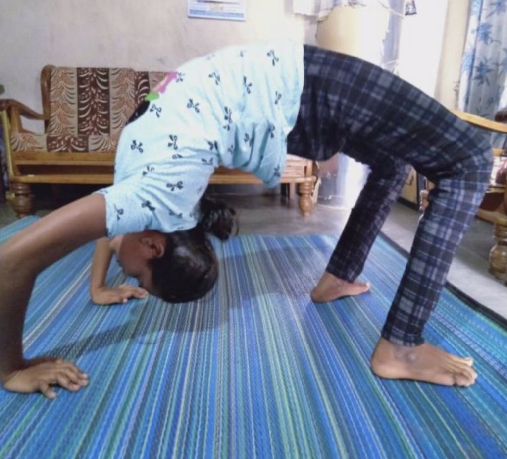 aolschools's tweet photo. Shruti, an 8th Std. student of our school in Banali, #Maharashtra, has been keeping her mind and body healthy during the #lockdown through the #yoga practices taught in school!
#creativeathome #positive #EducationForAll #yogaforhealth 
#GiftASmile 
@Bhanujgd https://t.co/6b8UFCZq8M
