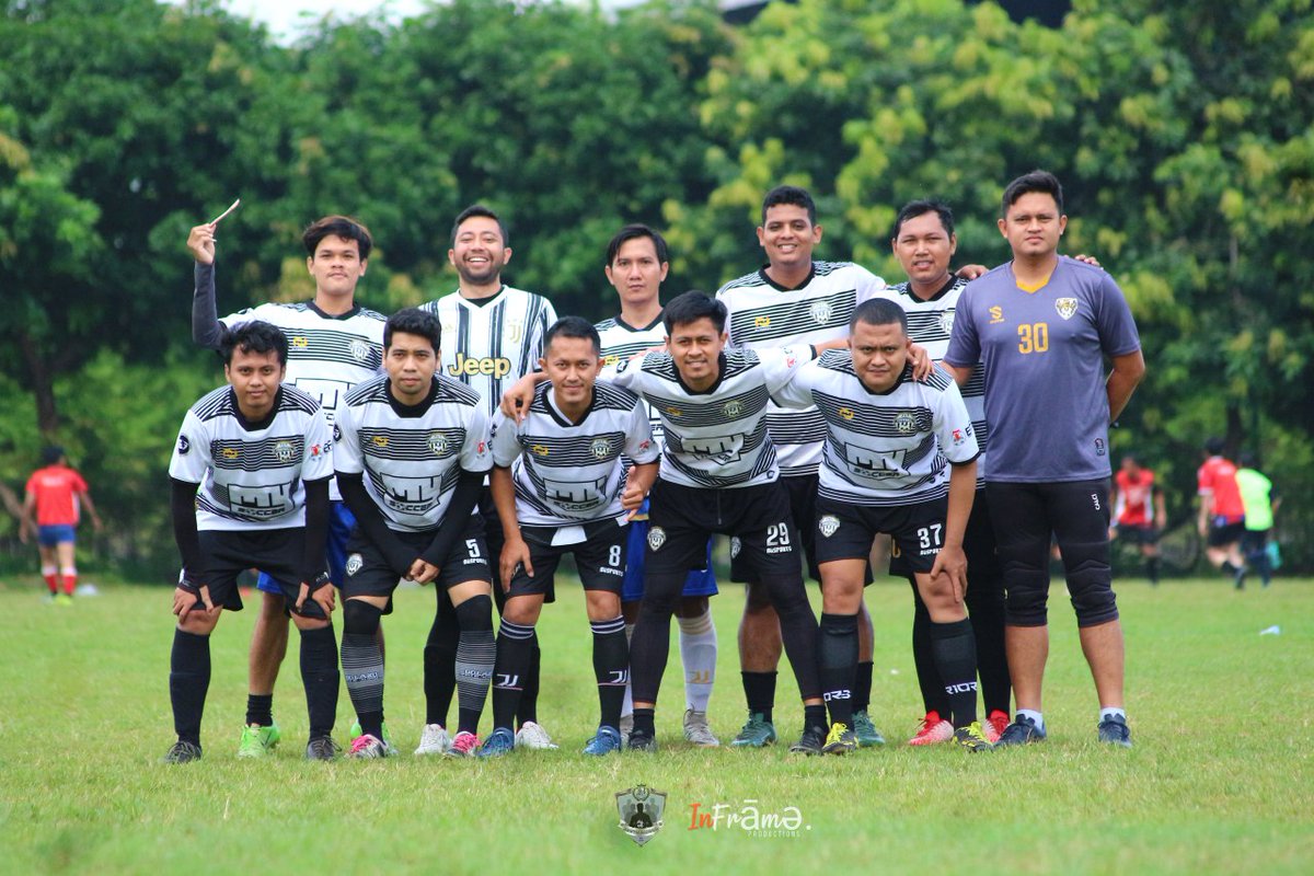 "Tidak ada warna yang akan lebih cerah bagi kami, selain hitam, putih ditambah biru"😂