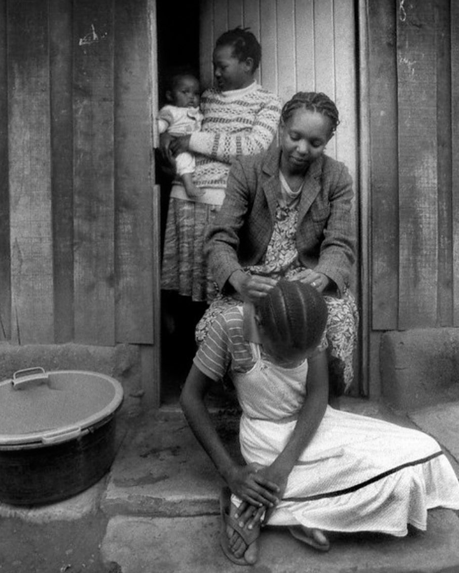 of_edges's tweet photo. Somewhere on the outskirts of Nairobi...
#kenya
#documentaryphotography #edgesofafricabook
#hairstyles
#Oneofusproject
#Kiberaforpeace
#Mathareforpeace https://t.co/MHGqKCuqXP