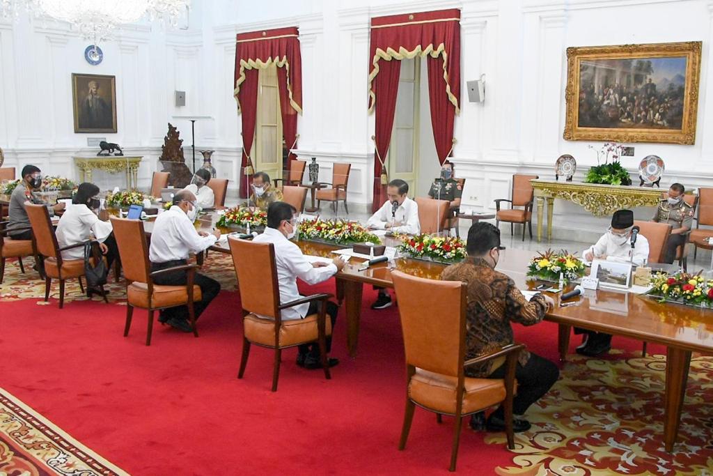 jokowi's tweet photo. Berdasarkan data Covid-19 terkini, perlu perhatian ekstra di Jawa Tengah dan DKI Jakarta, dua wilayah dengan peningkatan yang tajam kasus Covid-19 belakangan ini.

Para gubernur dan bupati/wali kota saya ingatkan untuk memegang penuh kendali di wilayah masing-masing. https://t.co/G6rLHsyc70