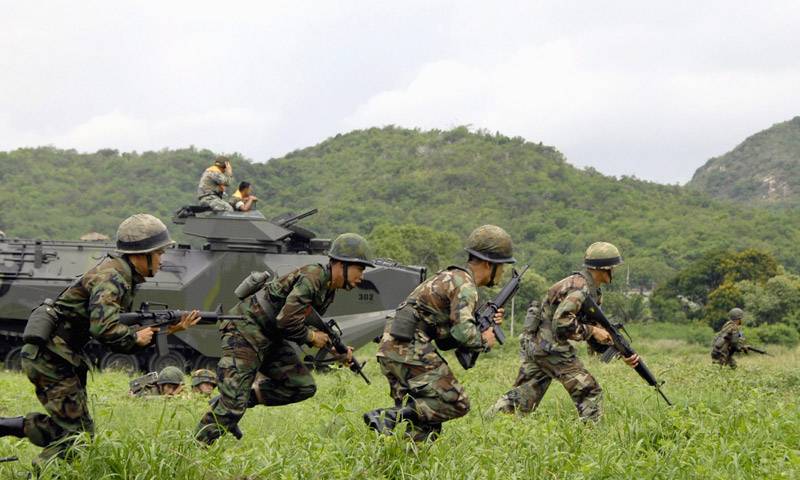 mono29love29's tweet photo. ทหารไทยหรือกองทัพต่างก็มีบทบาทในการสนองพระเดชพระคุณ ในราชการสงครามมาโดยตลอด ซึ่งเราคงปฏิเสธไม่ได้ว่าในการศึก สงครามแต่ละครั้งนั้นตัวชี้ขาดในชัยชนะหรือความพ่ายแพ้คือทหาร  #ทหารของแผ่นดิน https://t.co/oAgzj1mpNH