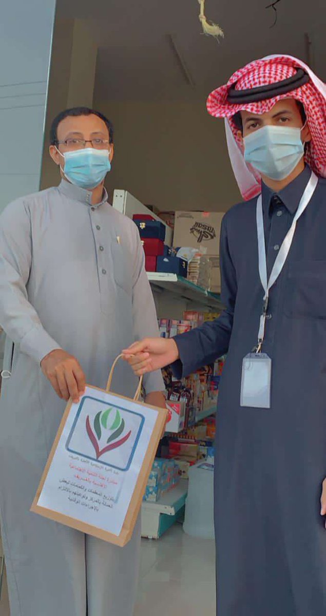 lli882's tweet photo. قام فريق العمل التطوعي  في لجنة التنمية الاجتماعية الأهلية بالغريف  بمبادرة توزيع المعقمات والكمامات  لبعض العمالة الوافده بالمركز  وتوجيههم ب الإلتزام بالإجراءات الاحترازية والوقائية . https://t.co/FaFy0JZXog