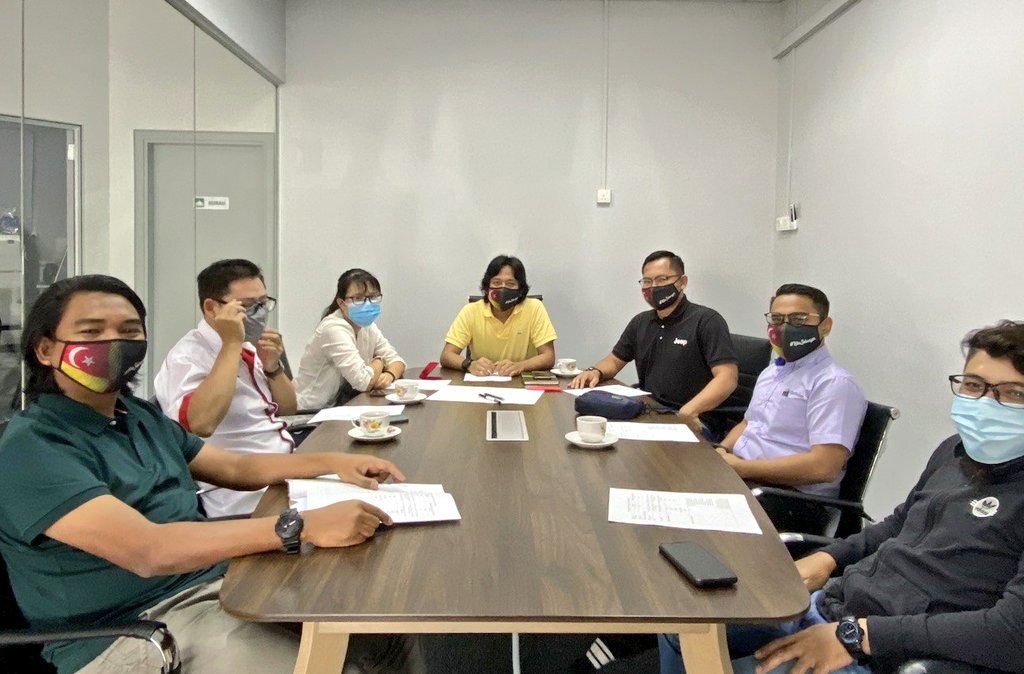 NajwanHalimi's tweet photo. Mempengerusikan mesyuarat Pemuda PH Selangor yg turut dihadiri oleh YB Wong Siew Ki (Ketua DAPSY Selangor) dan Sdr Fauzi Hasim (Ketua Pemuda Amanah Selangor).
Pelbagai perkara dibincang khusus berkaitan gerak kerja sayap pemuda dlm mendukung aspirasi kerajaan negeri. https://t.co/rfZAlD6g4g