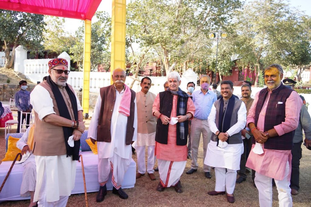 ओरछा धाम श्री रामराजा सरकार की नगरी में मेरी बेटी @PhalitPatel और चि @SShyamveerr जी के शुभ विवाह के अवसर पर मा उपराज्यपाल <a href="/manojsinha_/">Manoj Sinha</a> जी मा @Girirajsinghbjp @dpradhabnp जी ने आशीर्वाद दिया।सपरिवार आभारी हूँ <a href="/PMOIndia/">PMO India</a> <a href="/JPNadda/">Jagat Prakash Nadda</a> @bjp4mp <a href="/jalamsing_patel/">JALAM SINGH PATEL (Modi ka parivar)</a> <a href="/patel_pushplata/">Pushplata S Patel</a>