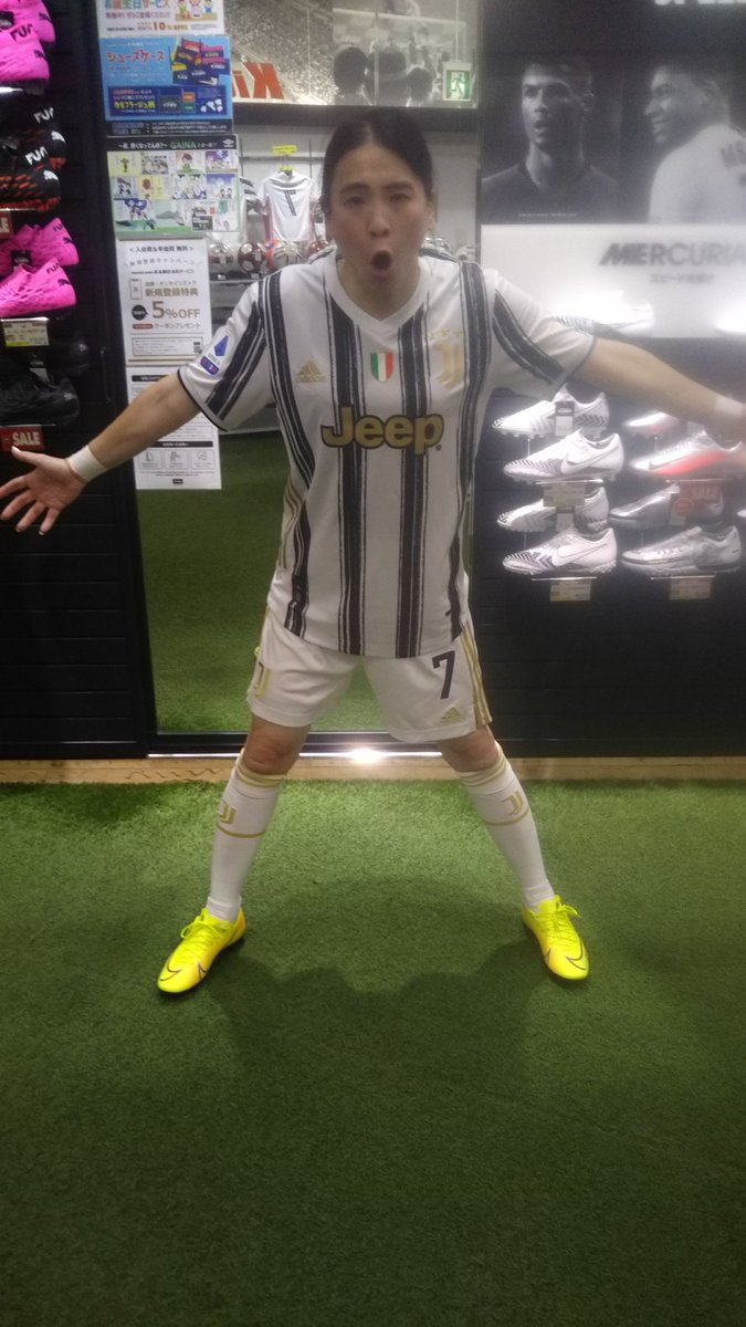 夕菜 撮り直した今日サッカーショップkamoあべのhoop店で撮影したイタリア1部リーグの 21シーズンのロナウドのゴールパフォーマンスです オーセンティックユニフォームです 11 30日 サッカーショップkamoあべのhoop店 ユベントス