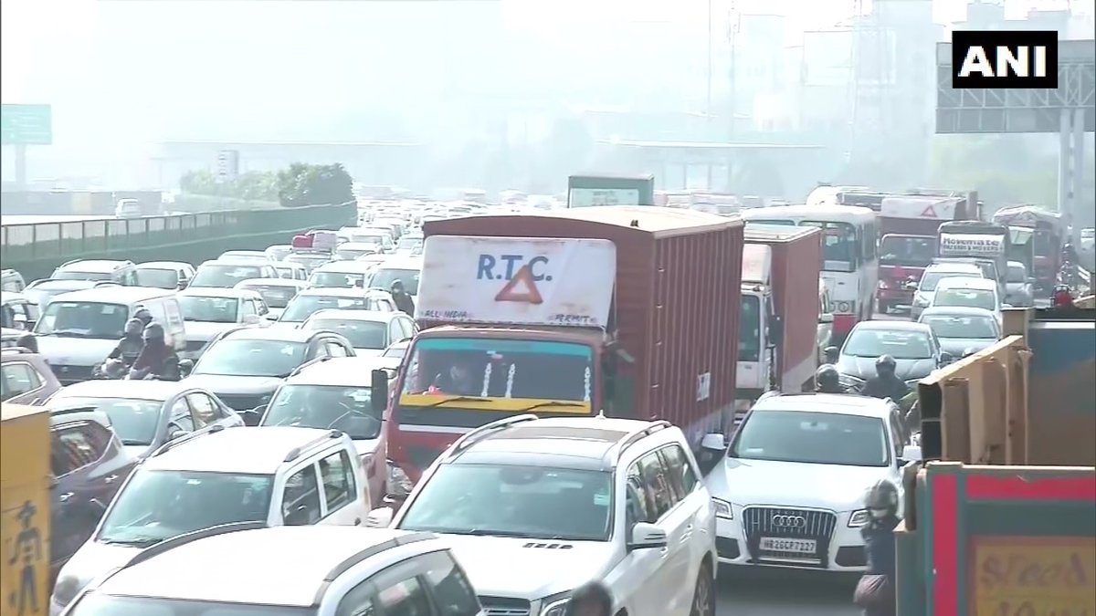 Traffic congestion at Delhi-Gurugram (Haryana) border in view of #FarmersProtest.
DCP South-West, Ingit Pratap Singh says, "We haven’t received any inputs on farmers coming here. We are taking precautionary measures and preparing for the same at both Singhu and Tikri border." https://t.co/JRivic29N1