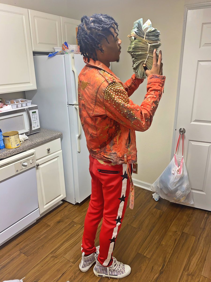 fishscale_face's tweet photo. Christian Dior not no Jordan 11’s n On light day I can break out a 70 🏦 https://t.co/jq6Cp8fQ3g