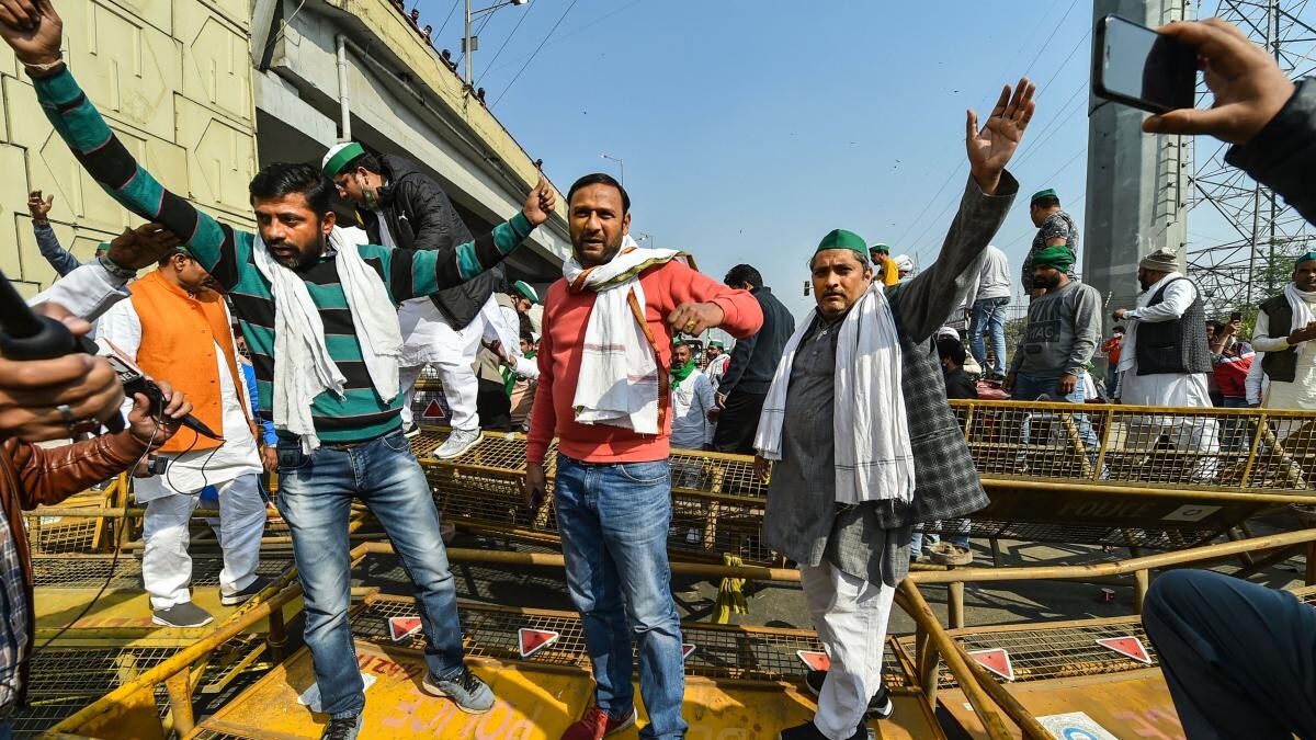 ChowkDigital's tweet photo. किसान नेता Rakesh Tiket ने चेतावनी दी है कि अगर किसानों की मांग नहीं पूरी की गई तो वो 26 जनवरी तक ही border पर डेरा जमाने के लिए तैयार हैं.
@narendramodi 
@ArvindKejriwal 
#FarmersBill2020 #FarmersDilliChalo #Delhi #BJP https://t.co/xcnD5hGU0v
