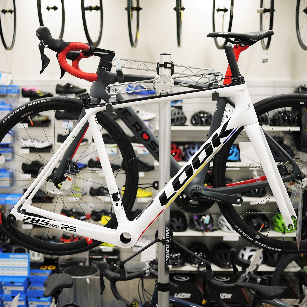 サイクルショップおかべ 21 Lookスーパークライミングバイク 785 Huez Rsフレームセット入荷しました 今回入荷したのはリムブレーキ仕様で ディスクブレーキ仕様も同価格となります トップチューブ上とダウンチューブ下にモンドリアンカラーが入って サイクルショップおかべ 21 Lookスーパークライミングバイク 785 Huez Rsフレームセット入荷しました 今回入荷したのはリムブレーキ仕様で ディスクブレーキ仕様も同価格となります トップチューブ上とダウンチューブ下にモンドリアンカラーが入って