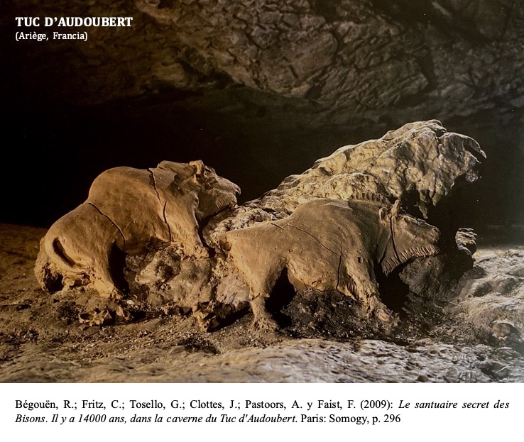 Otra cueva importante es Tuc d’Audoubert  donde se hallan dos esculturas modeladas de bisonte junto a otro, más pequeño, realizado mediante trazo digital . Es junto con la que encontramos en Montespan la única escultura parietal de todo el arte rupestre paleolítico 