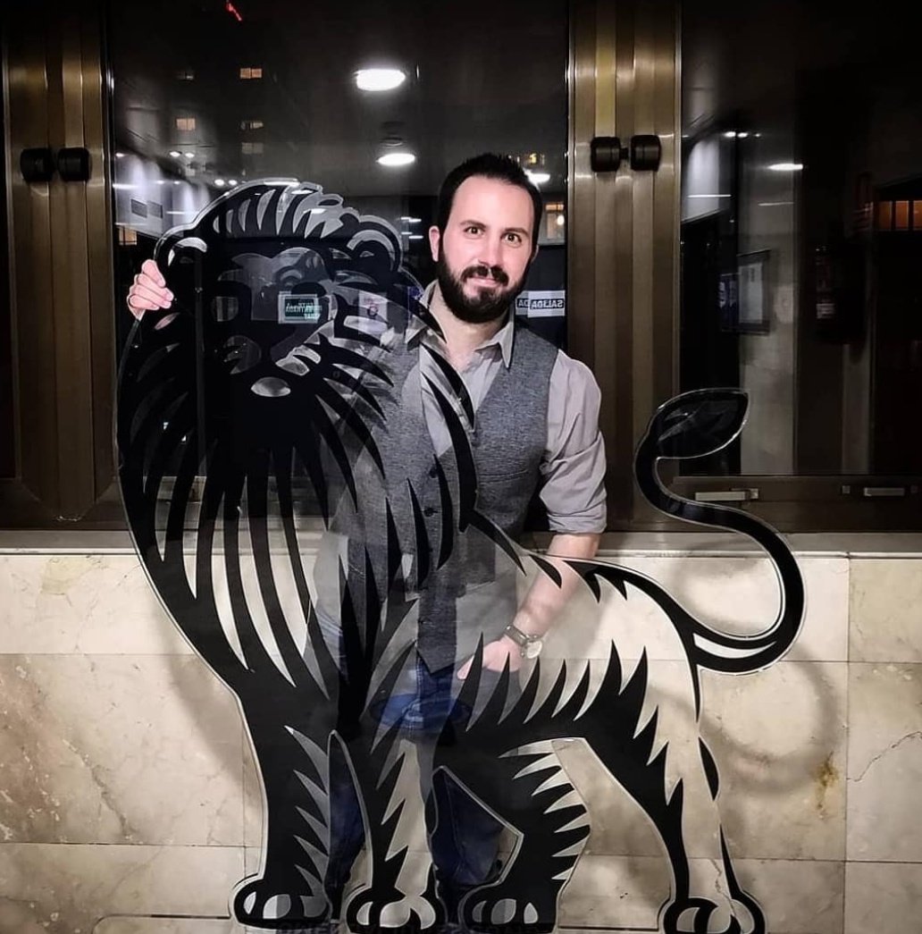 aiglesiasfraga's tweet photo. No podía faltar la foto de rigor com la nueva mascota: desde hoy, @disruptores_inn en @Invertia @elespanolcom 🦁

https://t.co/oO7xLOiPa2 https://t.co/cY6rugTSfl