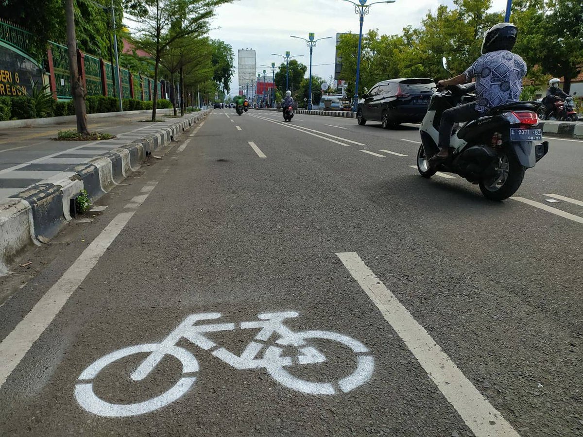 Pengecatan rambu jalur sepeda oleh Dinas Perhubungan Kota Cirebon di Jalan Wahidin, Kota Cirebon, Senin 30/11/2020)