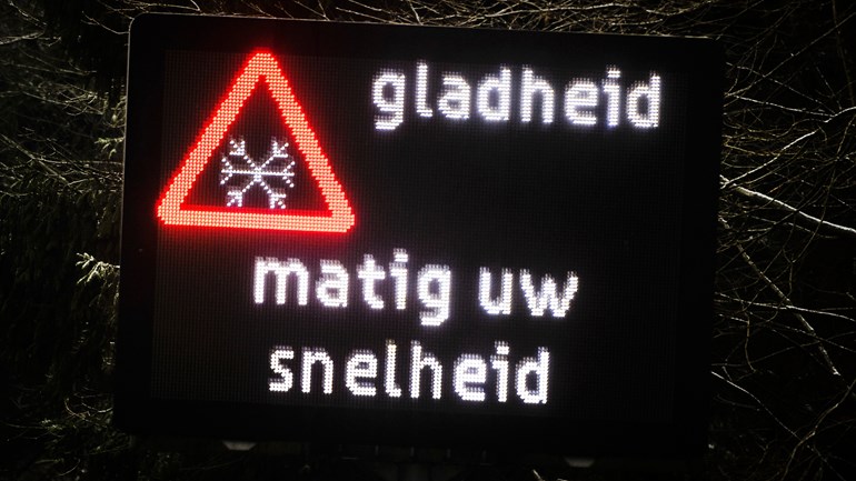 rtvnoord's tweet photo. Uitkijken in het verkeer, kans op 'verraderlijke gladheid' https://t.co/aRHI0hThKV https://t.co/uqGRLa4vjJ