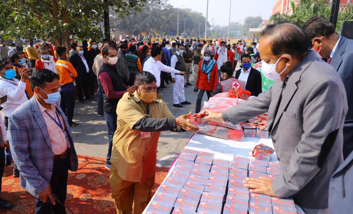 drharshvardhan's tweet photo. #COVID19 के प्रति लोगों को जागरूक करना ज़रूरी है। इसी क्रम में  आज @IndianRedCross के सौजन्य से पुरानी दिल्ली रेलवे स्टेशन पर मास्क व साबुन इत्यादि के वितरण कार्यक्रम में शामिल होना मेरे लिए सुखद अनुभव था।

लोगों से कोविड अनुरूप व्यवहार अपनाने की अपील के लिए यह एक अच्छा अवसर था। https://t.co/Ea3h4uG1xd