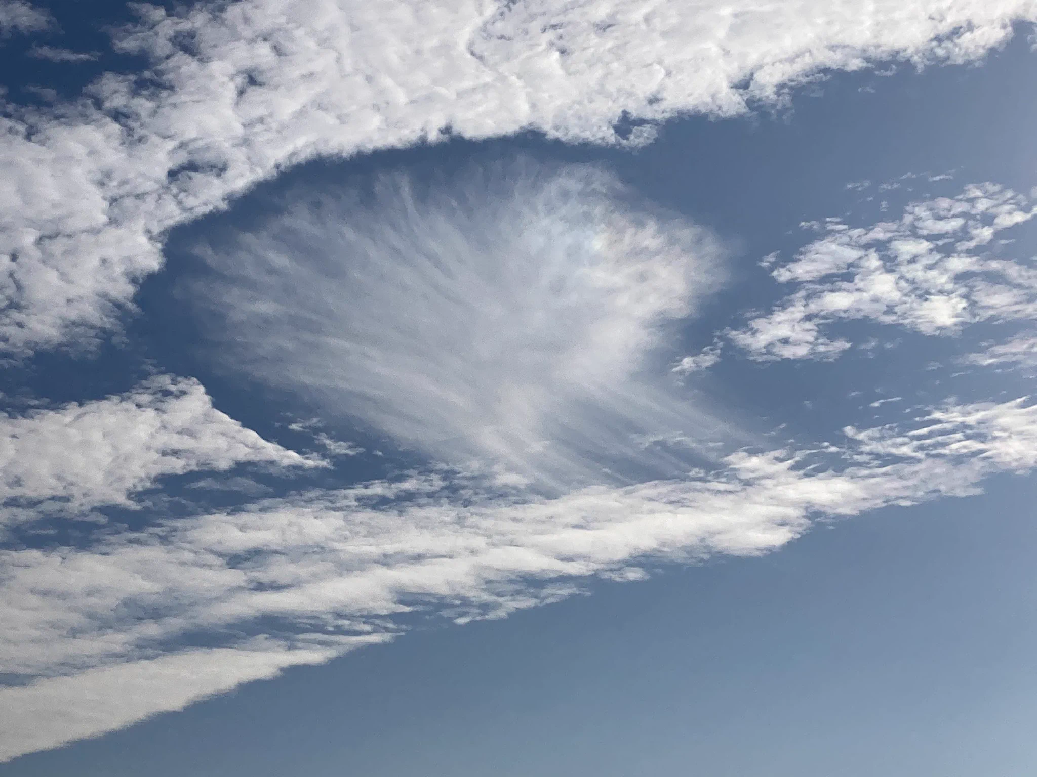 @wni_jp 横浜で同時に２つの穴あき雲を見ました 