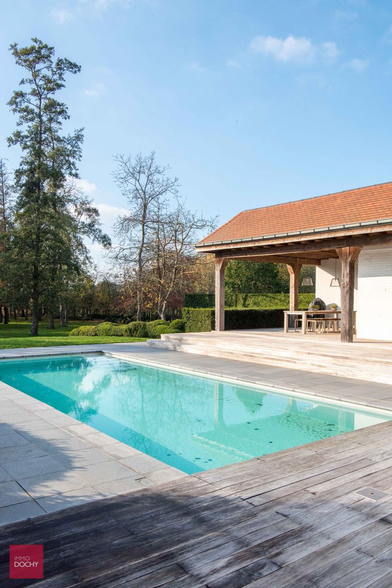 ImmoDochy's tweet photo. #TEKOOP Kassevolle villa in #Tielt met zuidgerichte tuin, zwembad, poolhouse, overdekt terras, living met parket en open haard, bureel, 4 slaapkamers, dressing, badkamer,  zolder en ruime wijnkelder. Garage voor 5 wagens. https://t.co/BX5QkOUY1f https://t.co/tf1kVMSuee