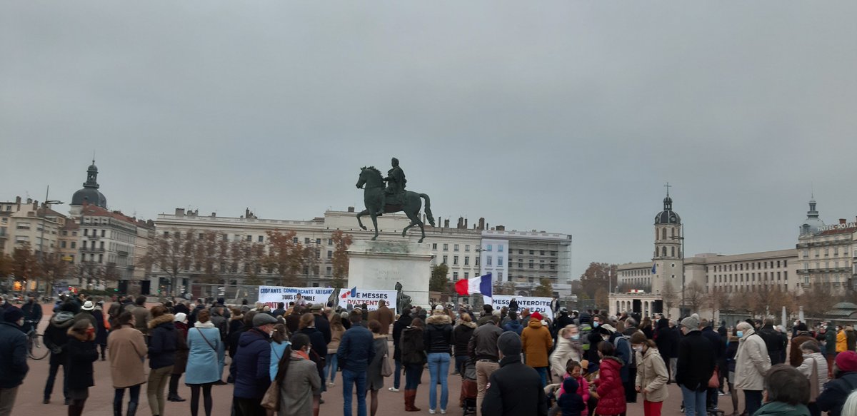 AF__Lyon's tweet photo. ✝️ Nous voulons toujours la messe !

➡️ Hier encore nous nous sommes joints aux catholiques lyonnais place Bellecour pour obtenir le retour complet de la messe sans la jauge ridicule de 30 personnes que même le Conseil d'Etat a ordonné au gouvernement de revoir.

#ObjectifMesse https://t.co/Rb4iUWhn04