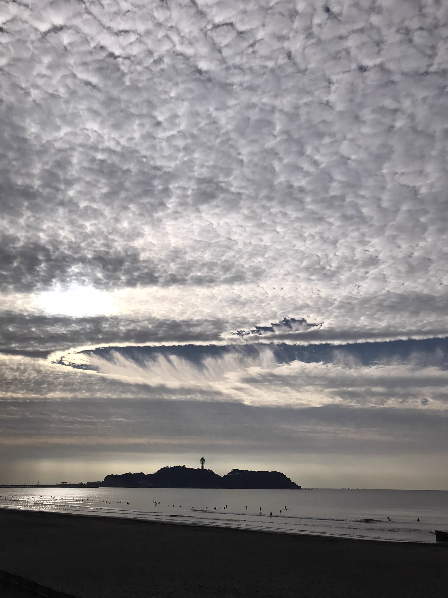 @wni_jp 江ノ島の空です☁️ 