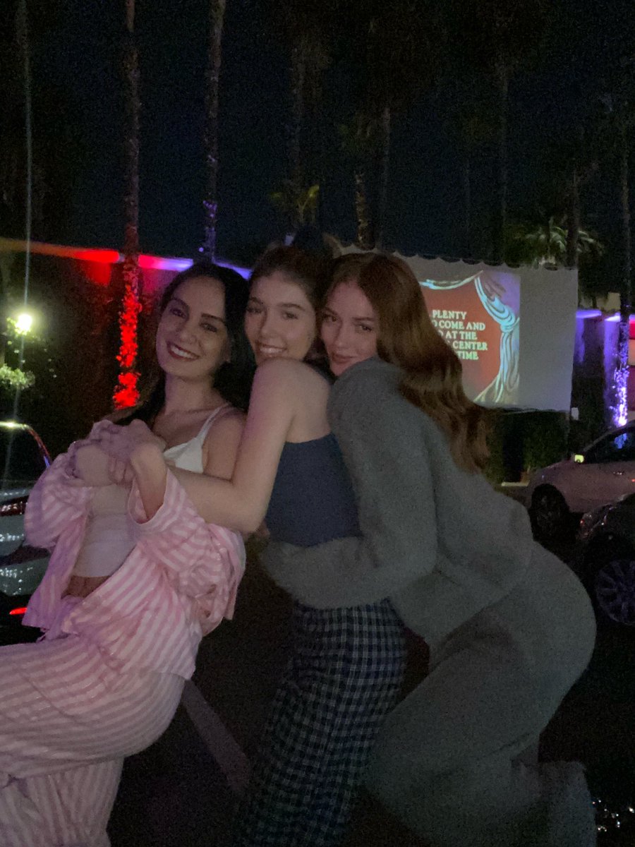 parisstweets's tweet photo. grateful for my besties ❤️ @larsenthompson @thealexisjoy https://t.co/O8yii7v4dL