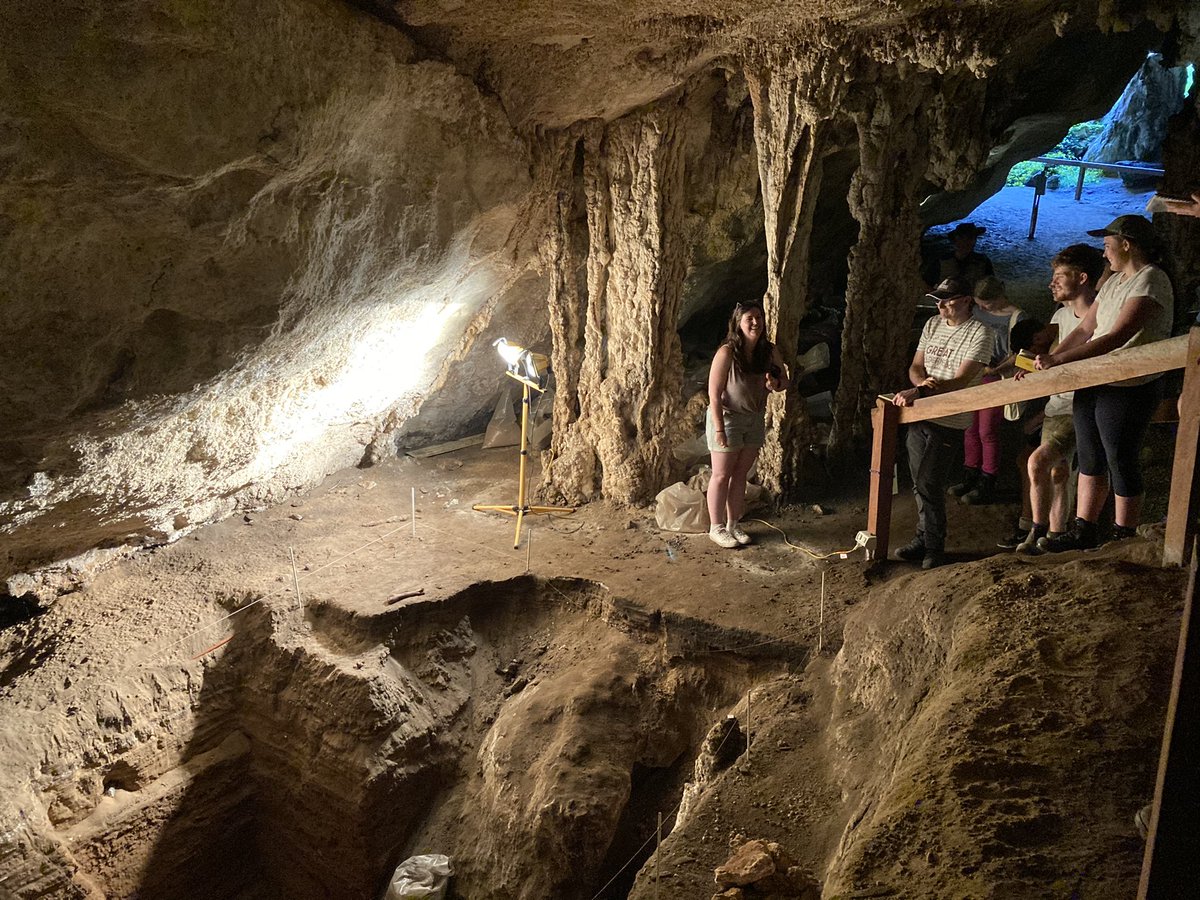 PhD student Tiah Bampton telling us about her research on Pseudomys native mice fossils from Blanche Cave #fieldpalaeo