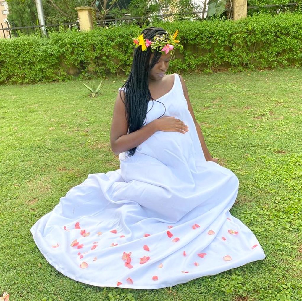 Wanyinna's tweet photo. May your week be more colorful than the crown on my head and may you lie down in pastures greener than thisπ
Have a great week ahead.
Love always,
Wanyinna
#christian #faith
#musicians #gospelmusic #musiciansofinstagram #myrestingplace #pregnancy
#photoshoot #mondaypics https://t.co/Fv2yeXYNtv