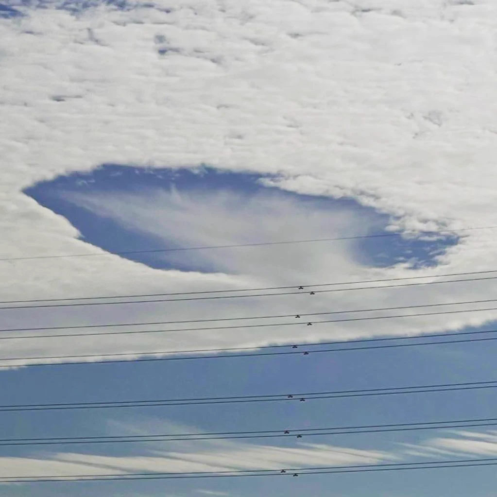 @wni_jp 横浜、9時過ぎの空
外を見たら見たことない雲の形が🌩
珍しい雲だったんですね。
買ったばかりのiPhone12 promaxで
撮ってみました📱🌩
#穴あき雲 