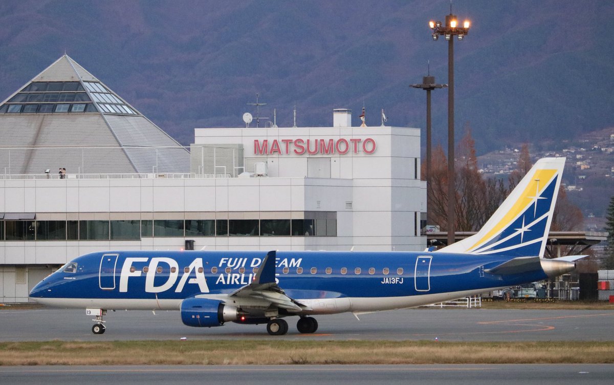 たろやま 眩しい紅葉の中 北アルプスに向けテイクオフ この景色は松本空港ならでは Fda7便 松本空港 福岡空港 エンブラエルe175 Ja13fj 11 30 信州まつもと空港 松本空港 Fda Fujidream T Co 3ftzwsnk0y