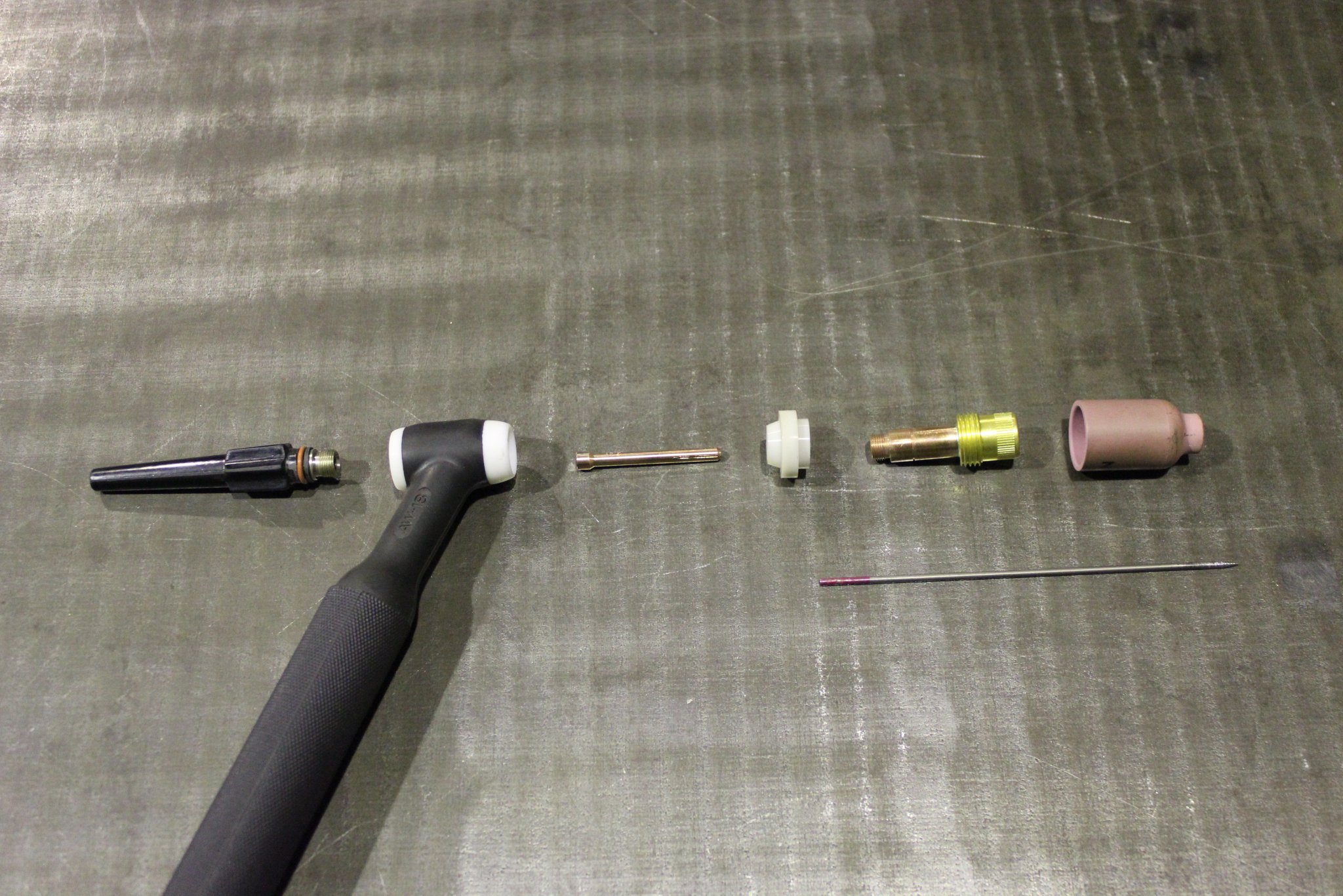 ハタノ 4 9町工場lt 電気のチカラで鉄を溶かすことができる トーチ その先端にはタングステン という融点が最も高い金属が電極として付いている 鉄は溶けるのに タングステンは溶けない すごい 鉄の日 ハタノ 4 9町工場lt 電気のチカラで鉄を溶かすことができる トーチ その先端にはタングステン という融点が最も高い金属が電極として付いている 鉄は溶けるのに タングステンは溶けない すごい 鉄の日