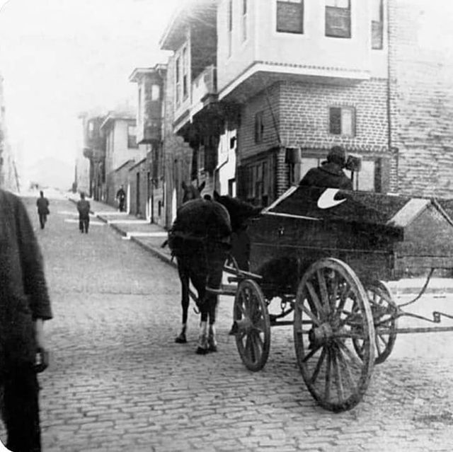 Osmanlı İstanbul'unda Al Bayrağımıza sarılı bir cenaze arabası. Yıl : 1900's Fotoğrafçı : N/A #kârlıiş #pazartesi #VatanSevgisiNedir