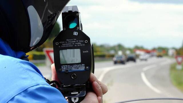 AudreyV85's tweet photo. Dans la Manche, un jeune conducteur roule à 173 km/h sur l’autoroute #Avranches  https://t.co/1KIRJVBRnw https://t.co/Vu7YOp3WIs