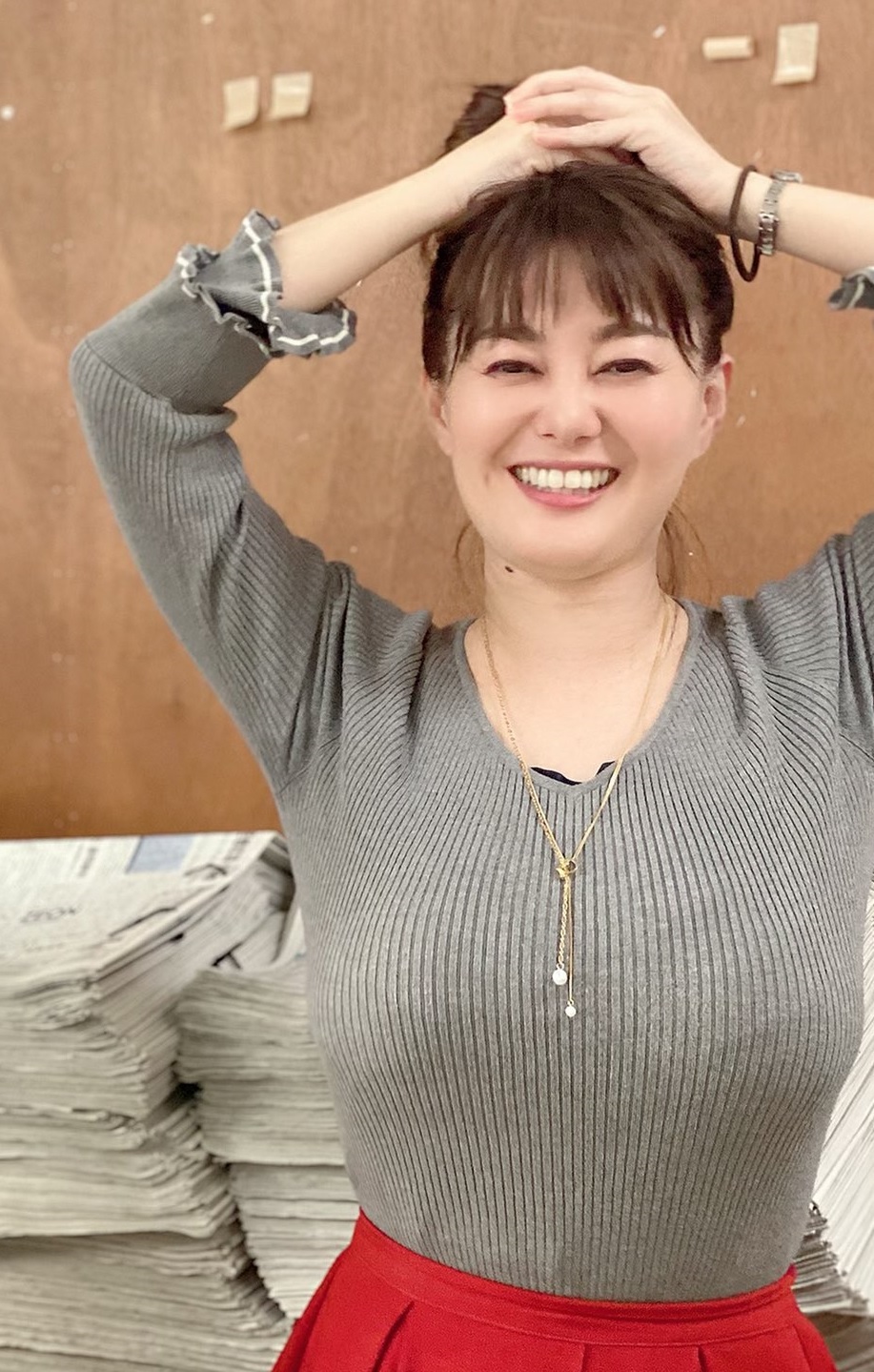 熟女 汗 巨・乳タレントのニットに脇汗 ニット×ワキ汗×巨・乳に加えて腕上げ汗 染みピタッとラインなんて全てのフェロモン要素を兼ね備えてるといっても過言じゃないですね♬オレはもっと若い子の方が好きだからアレだけど熟女好きにとってはびび  ...