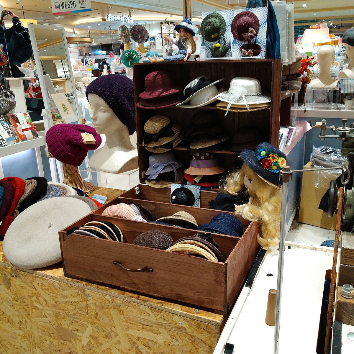 ISHIDAhiroshima's tweet photo. POPUP EVENT
12/1(tue)-12/13(sun)
広島駅ekieしま商店内特設会場

これからの季節にぴったりのお帽子達を、ミシン実演も含めてご覧頂けます。
是非お手に取ってご覧ください👒✨ https://t.co/Sh3y9GZA1j
