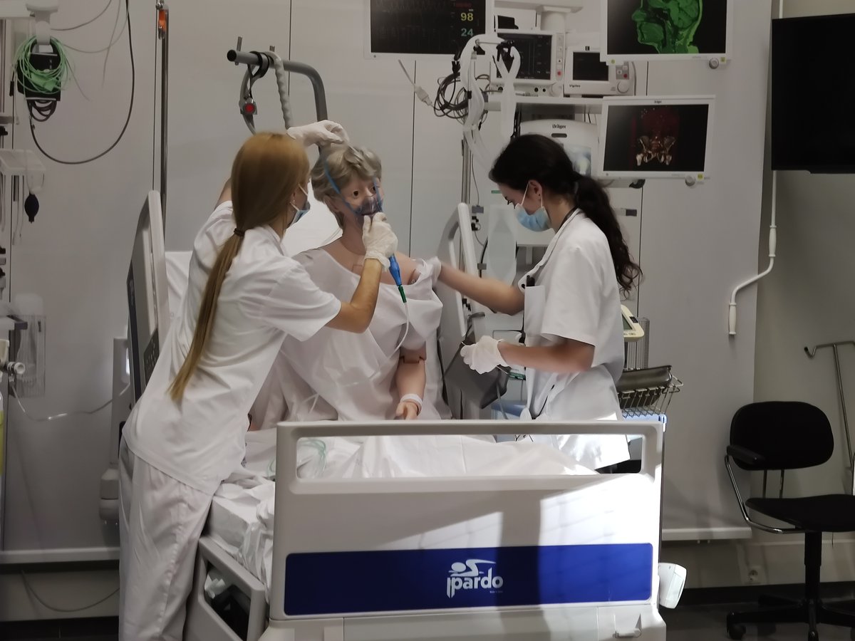 HMarFP's tweet photo. ⚡️ Durant aquests darrers dies s'han dut a terme #simulacions avançades per avaluar la competència professional de l'alumnat del CFGM Tècnic en cures auxiliars d'infermeria. #tcai
1/4 https://t.co/ekxFKTslvP