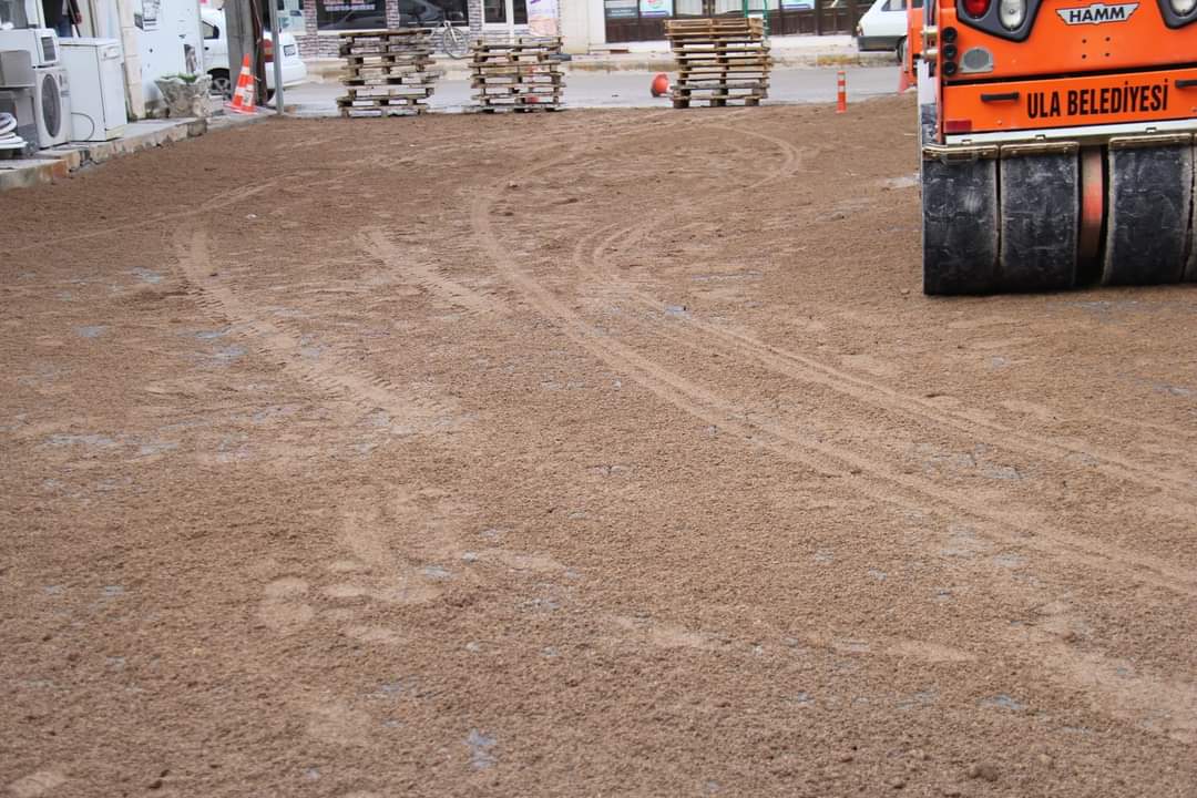 İlçemiz Merkez Demirtaş Mahallesi Hükümet Caddesinde parke döşeme çalışması tamamlandı.
Doğalgaz, kanalizasyon ve altyapı çalışmaları tamamlanan sokak ve caddelerimizin parkeleri ekiplerimiz tarafından yapılmaya devam etmektedir.